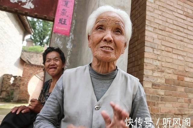 邻居|鸟粪落入8旬老奶奶家中，长出野参树邻居说值10万，到底是真是假