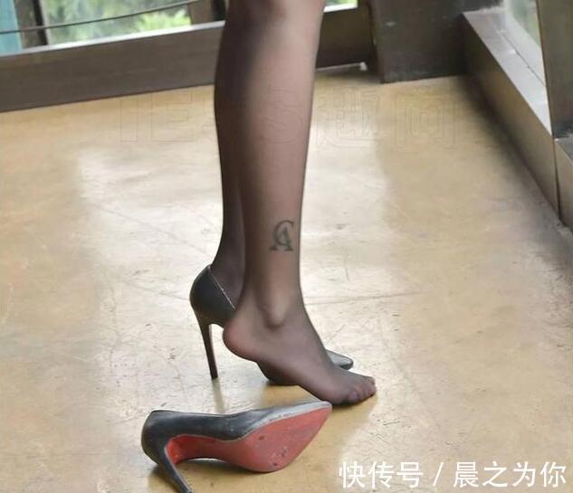 优雅 性感的尖头高跟鞋配上丝袜,透露着优雅的女人味,好看又靓丽!