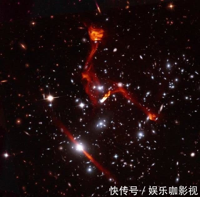 科学家通过宇宙透镜发现距离地球超过80亿光年的微弱射电星系