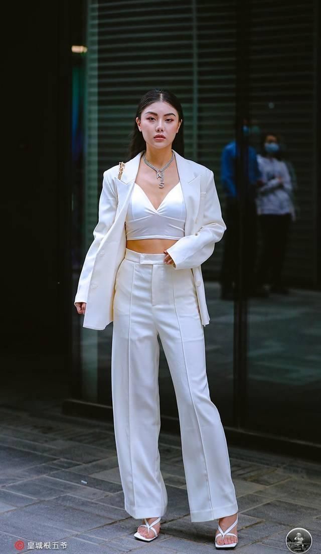 街拍大多数女孩子都喜欢的穿搭，时尚达人教你怎样搭配出大长腿