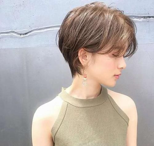 脸大脖子短，适合什么发型？