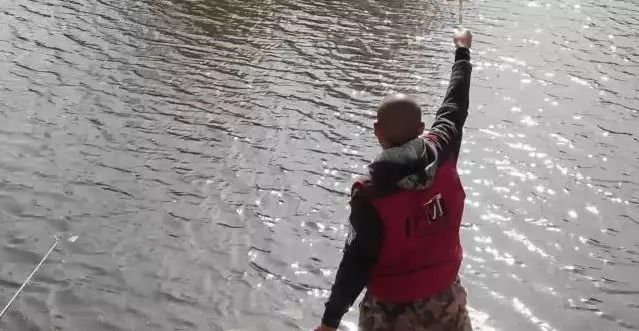 冬天钓鱼,打了窝来了鱼但从不咬钩如何破解?只需3招,连杆不停