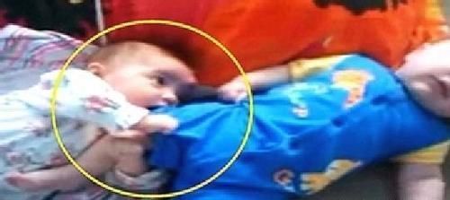 爸妈|宝妈早起,想看双胞胎睡醒没,一开门看到这画面,爸妈都快笑抽了