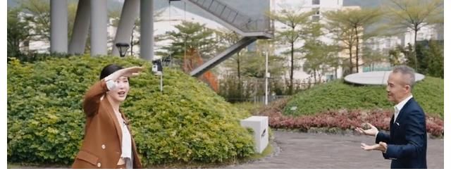 70歲王石與嬌妻罕見(jiàn)同框，田樸珺皮膚超嫩似少女，夫妻依偎像爺孫