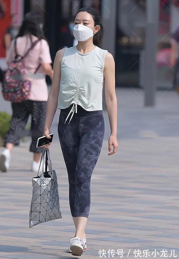 上衣 姐姐走路的姿势自信满满，源于她很时尚，懂得搭配