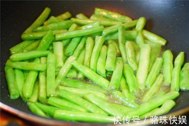 豆角|土豆烧豆角，炸得酥而不焦，口感咸香适度，这几步学会上桌就抢光