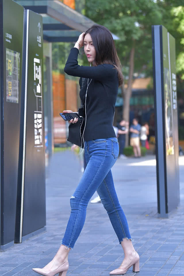牛仔裤|街拍美女:穿牛仔裤的长腿小姐姐,独具时尚魅力
