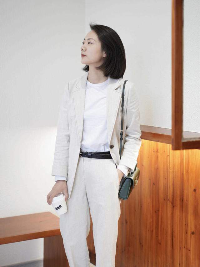 百搭|穿来穿去,还是“小白裤”百搭日常,搭配西装干练知性,美得高级