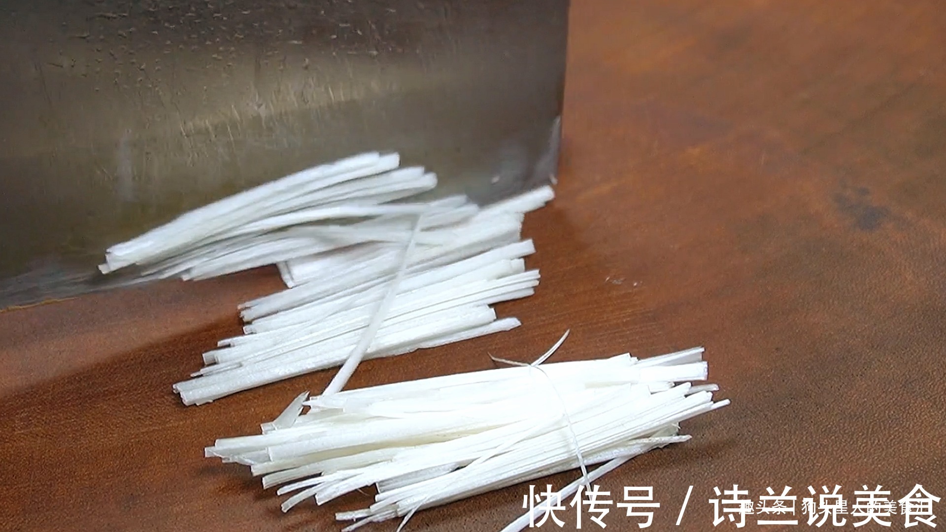 凉拌豆腐皮时，有3种食材缺一不可，筋道好吃无腥味