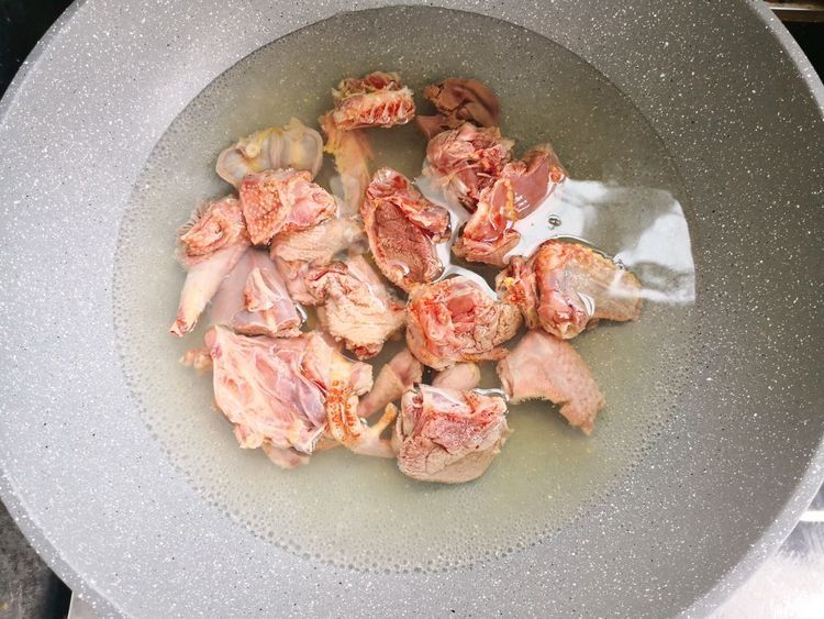 鸽子|一鸽胜九鸡，鸽子汤这样炖才滋补，汤鲜肉嫩不腥，营养滋补