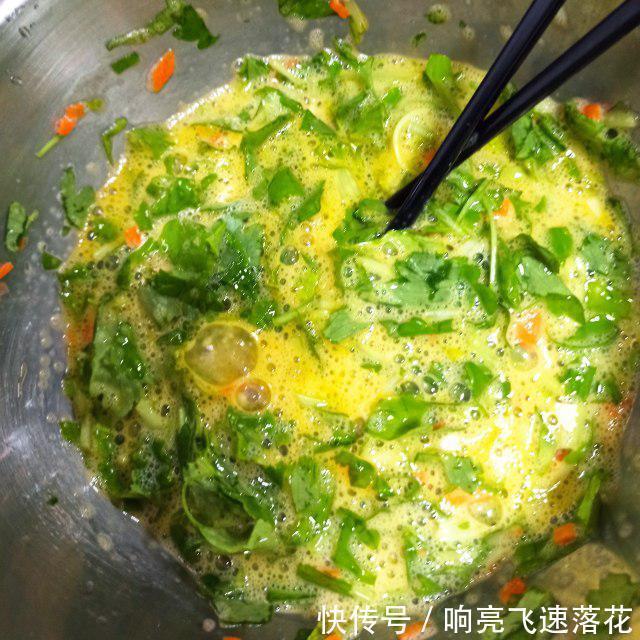  胡萝卜|香芹胡萝卜粒摊蛋，喷香味美，做法简单