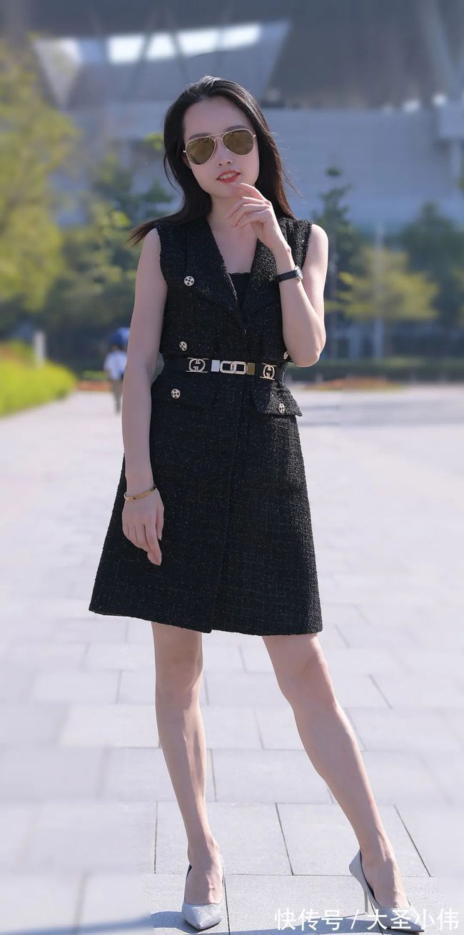 吊带|美女街拍:灰色紧身吊带加蓝色短裙,显得十分时髦且迷人,超显成熟御姐气质