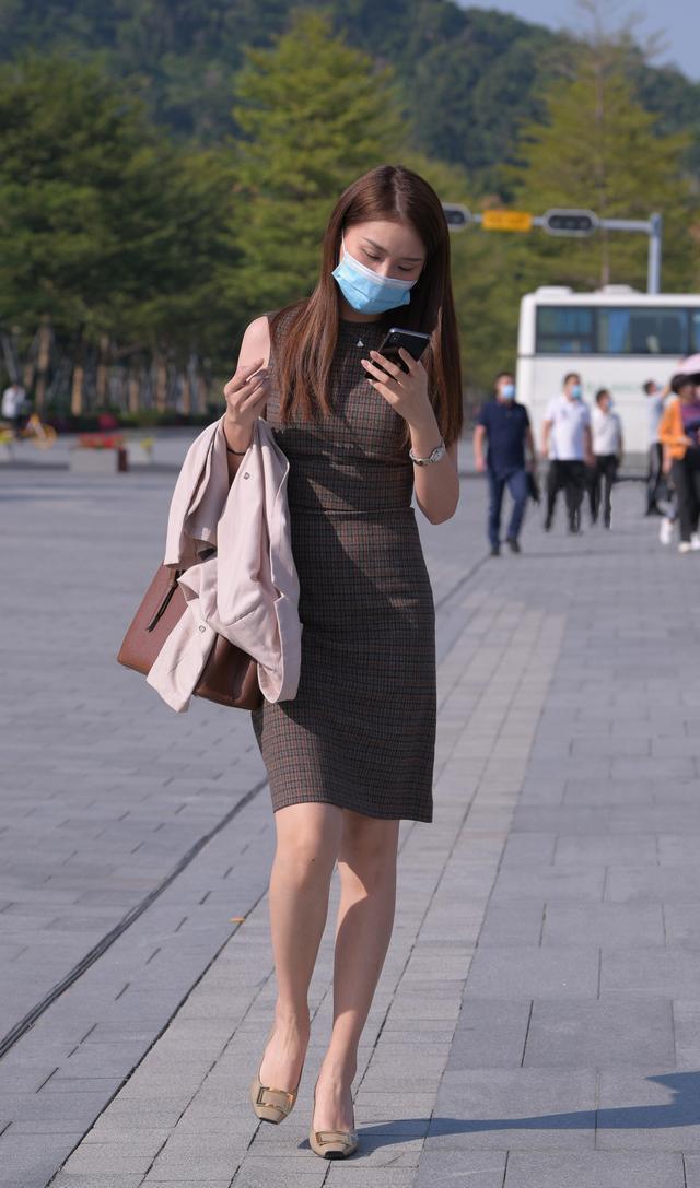连衣裙|职业女性的连衣裙怎么选? 咖啡色加格纹元素, 庄重又不失雅致