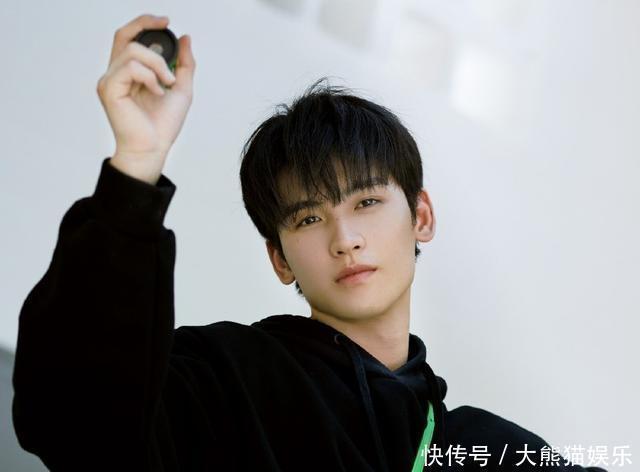 头发|男生不要只会剪“寸头”,这4款刘海发型更适合秋天,清新又帅气