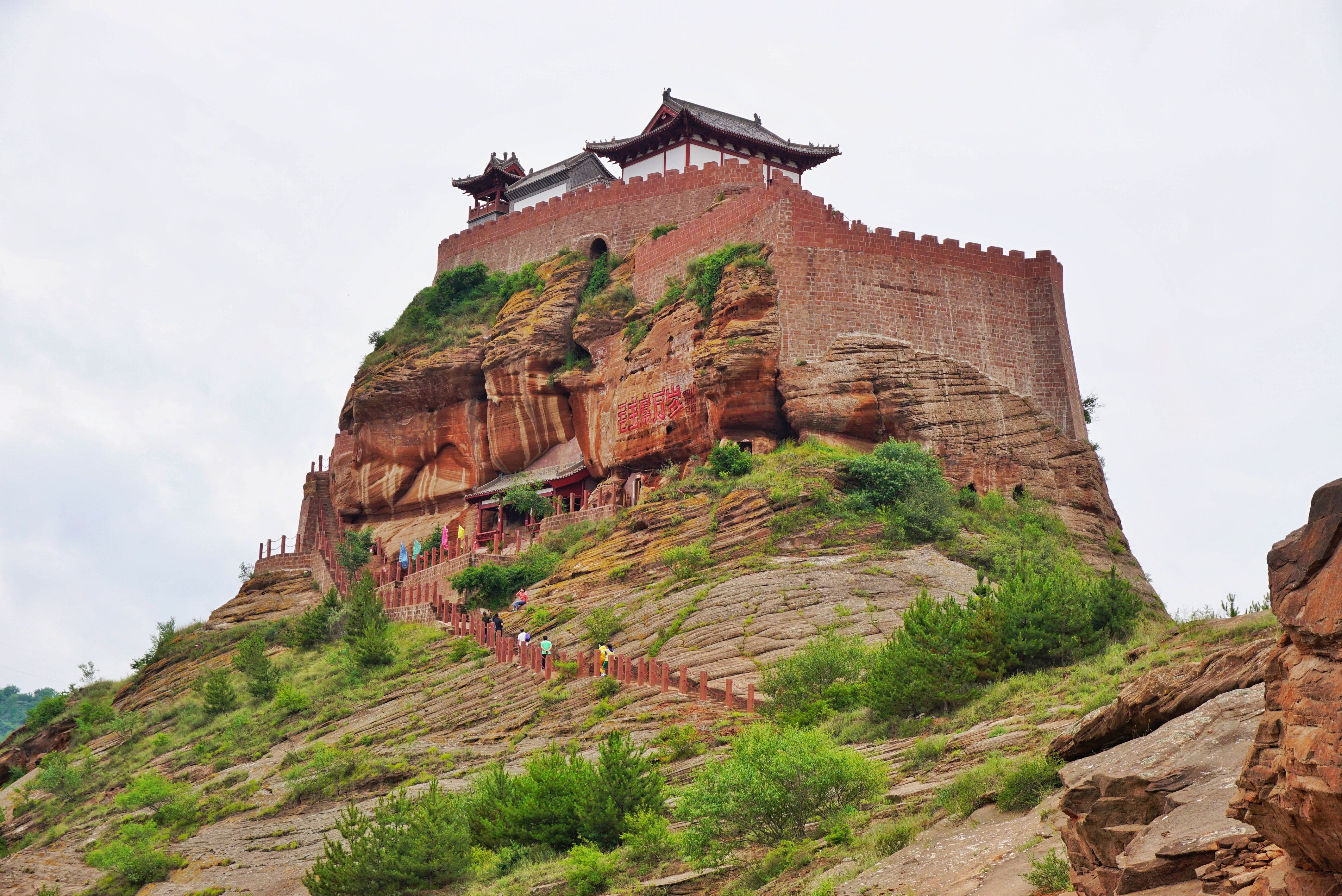 悬崖峭壁上的永宁山古寨