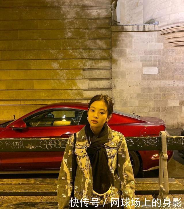 杰尼|jennie拍照用力过猛,小香风套装配包包,与lisa反差明显