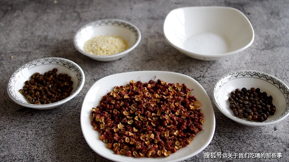 自制椒盐,只加花椒食盐还不够香,教你个配方,炒菜当蘸料都好吃