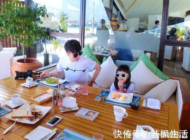 哥哥|送小20岁妹妹去幼儿园,哥哥出门前努力扮嫩生怕被当成她爸