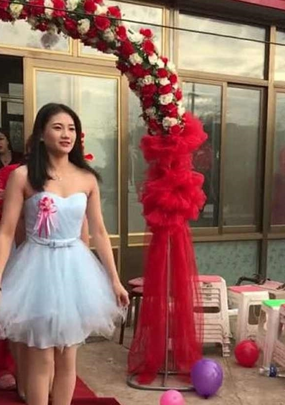 闺蜜|婚礼现场,伴娘实力“挡镜头”,新娘一脸无奈:今天是我结婚吗?