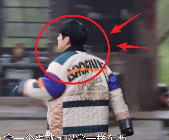 张艺兴 张艺兴去鸡窝掏鸡蛋,看到张子枫的举动,妹妹变得开朗调皮了