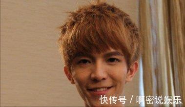 节目录制失控,何炅离席,成龙一脚踹向主持人,网友却说解气