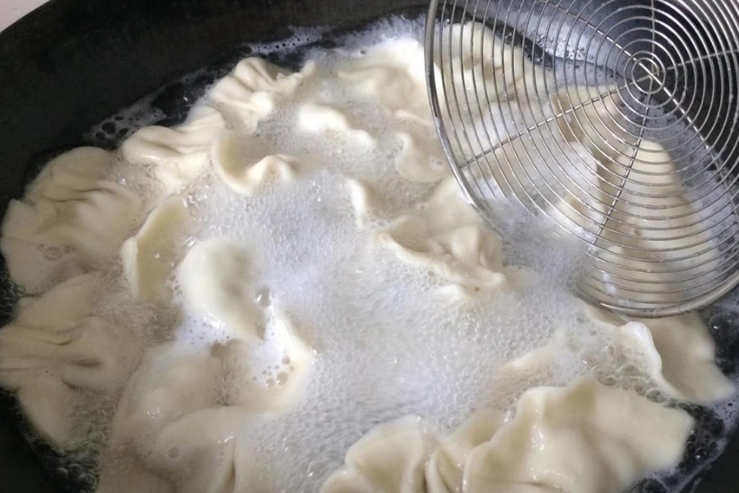 煮速冻饺子时，最忌开水下锅，很多人做错，难怪饺子不好吃还破皮