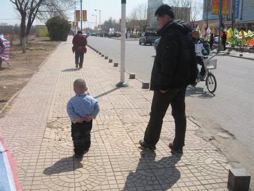 独生子女|宝宝去爷爷家住了一个寒假,回来后走路姿势成了这样,妈妈笑翻