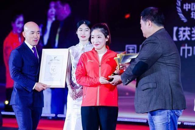 乒乓球|刘诗雯获大奖后回家乐开花!爸爸全程陪小枣,妈妈开豪车接父女俩