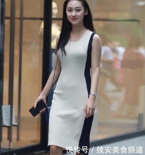 小姐姐“黑白配”连衣裙,不仅优雅,还成为街上动人的风景线