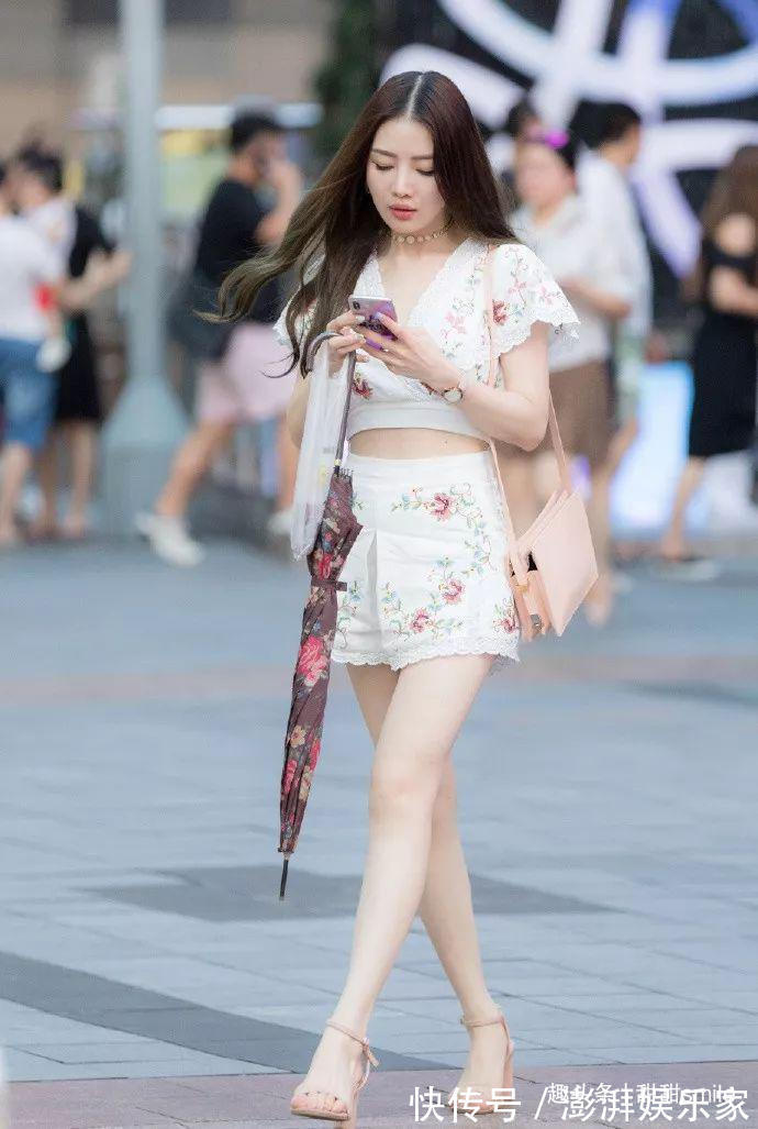 下半身 小姐姐脚上再搭配上一双红色的高跟鞋,看上去青春又靓丽