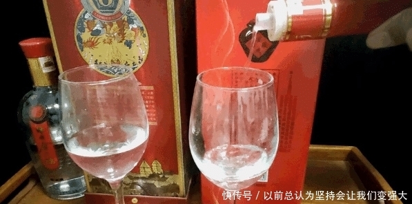 喝白酒之前滴一滴油，真假白酒立刻一目了然，经常喝白酒的注意了！