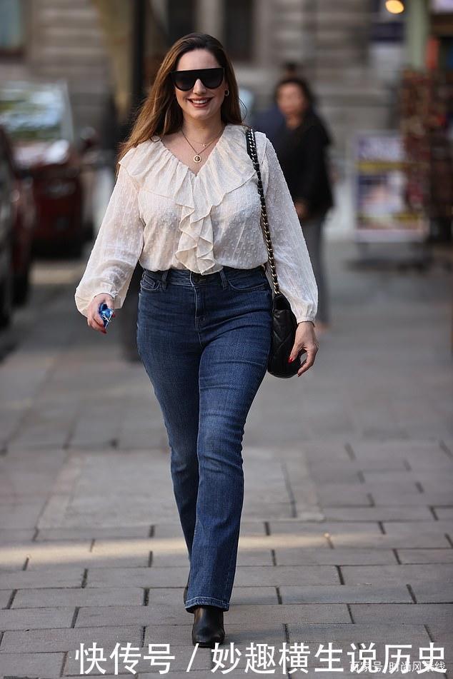 凯莉·布鲁克穿着褶皱的奶油上衣和牛仔裤炫耀自己的曲线