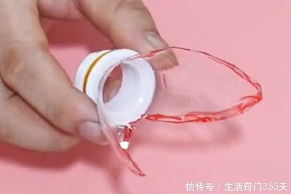 扫把上粘个塑料瓶,放在阳台省钱又实用,解决了家家户户大难题!