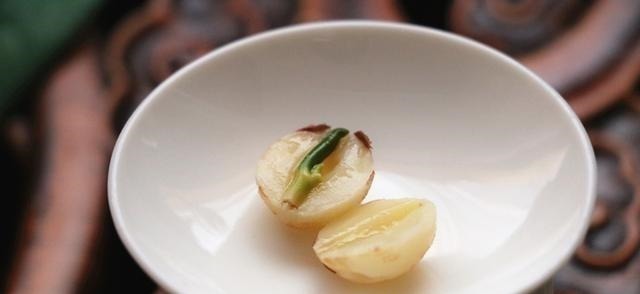 80岁奶奶吃了30年莲子,教我正确做法,不煲汤不煮粥,做法很简单!