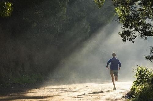 老年人|8旬老人跑步50年,赤膊能跑10公里,年轻人早起为啥这么难?