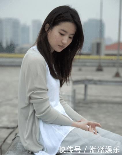 中国游客|法国人有多开放女子穿透明衣上街，中国游客难以接受