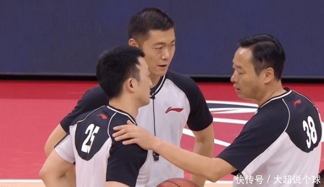 这就是CBA裁判赵睿因声音防守被驱逐,