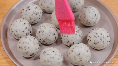 面粉里加1碗黑芝麻!1次能做十多个,包子也没有它香