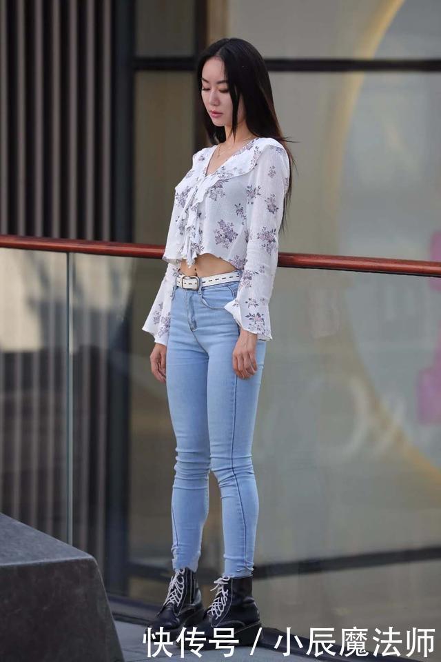 牛仔裤,塑身高手,但是能穿出身段美的属于精致美女,美丽又迷人