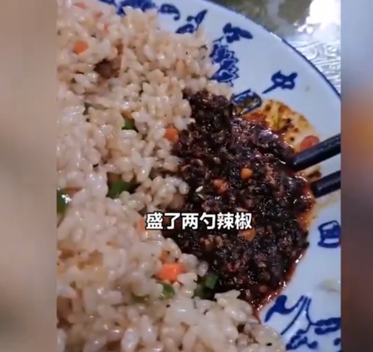 安徽一男子拉面馆吃饭，因加了2勺辣椒酱遭老板驱赶：这碗饭才8块