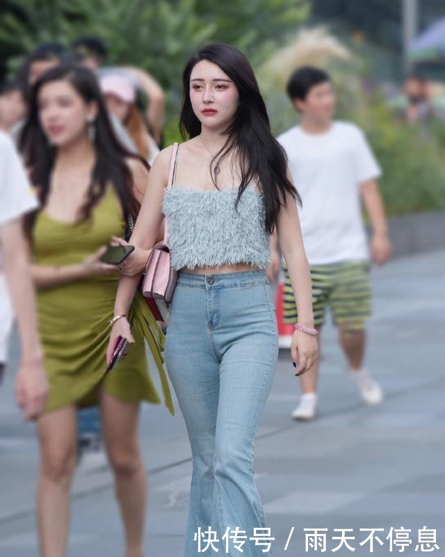 时髦女孩|时髦女孩任性,选择喇叭裤配吊带短衫,美出自己的风格