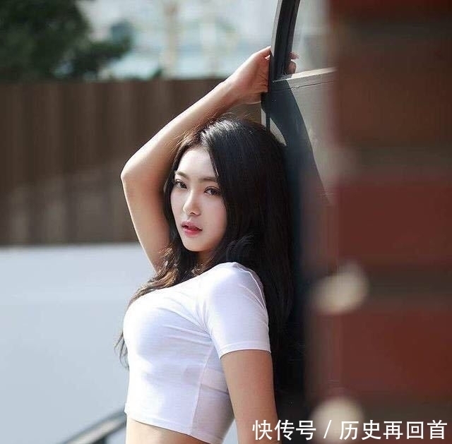 小姐姐|街拍:清新身材好的小姐姐,搭配长心,线条明显大气又优雅!