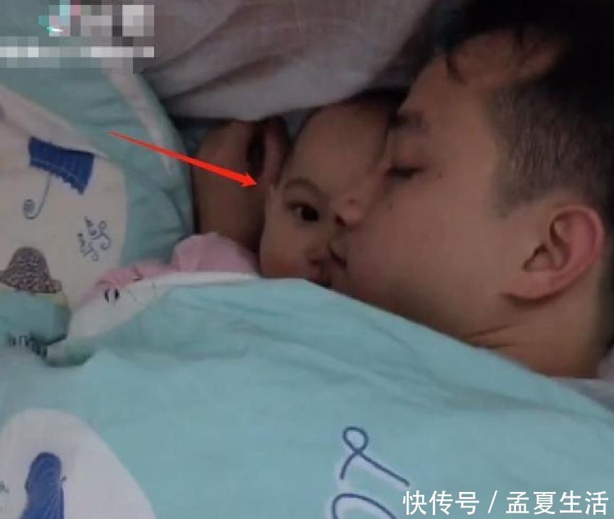爸爸|让爸爸哄娃却传来了鼾声，妈妈进屋看到这一幕，立马笑出了猪叫
