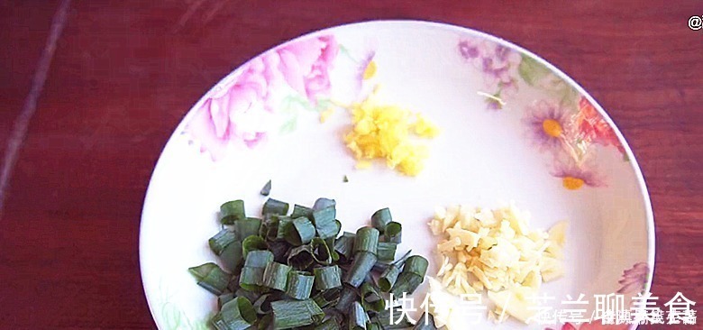 黑暗料理|皮蛋放锅里蒸一蒸,饭店一份要48,在家成本8元,待客有面子