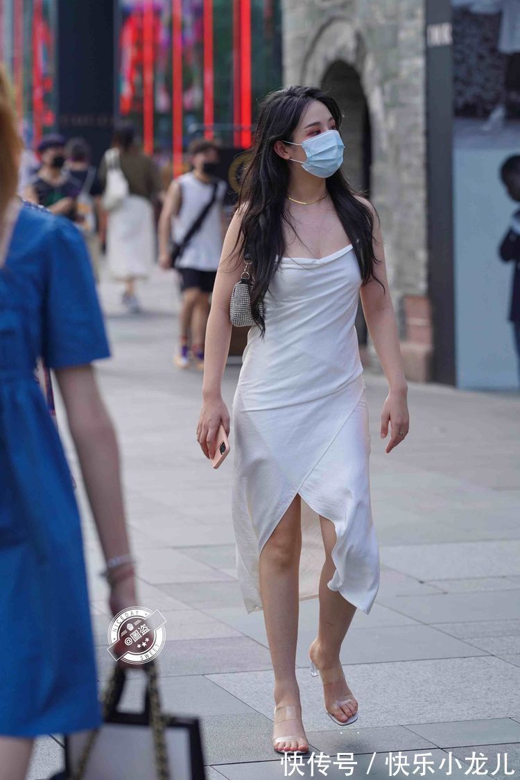 连衣裙 时尚的连衣裙美女,优雅舒适一步到位,时尚优雅