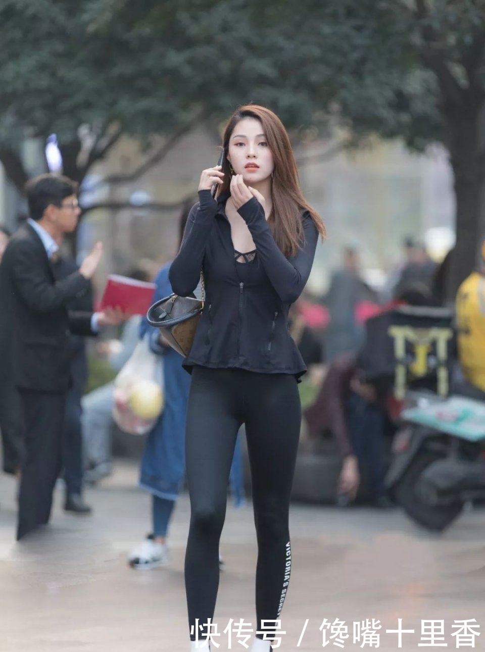 小姐姐|街拍:清秀的小姐姐是时尚达人,成熟的女性更注重优雅!