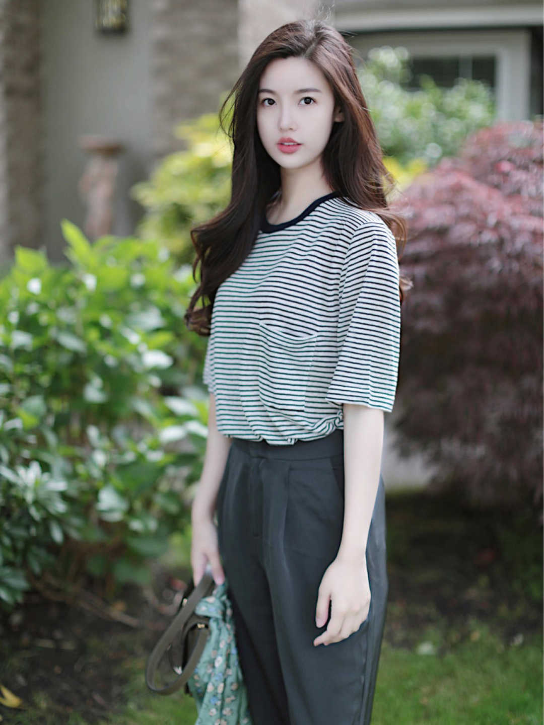 纯色|夏季这样搭,凉快的同时还更舒适又时髦,条纹衫搭五分裤,超洋气