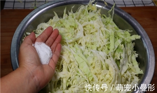 奶奶年年做腌包菜，60年配方秘诀告诉你，酸脆爽口，4小时就能吃