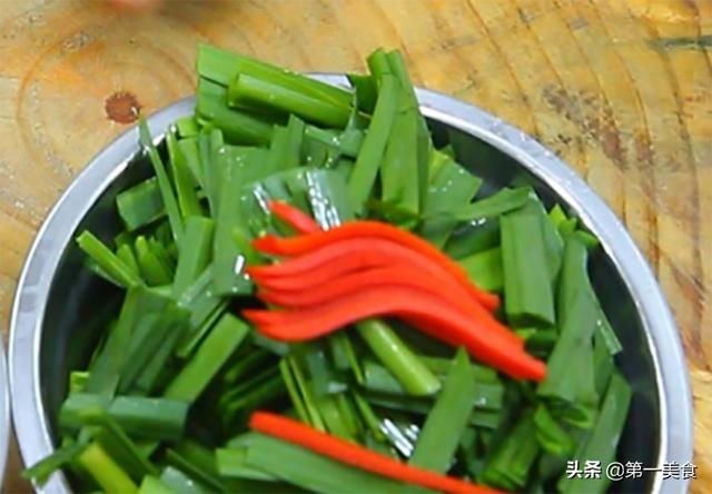 鲜嫩|饭店的韭菜炒鸡蛋为啥鲜嫩又翠绿，这几个技巧很重要，学会在家做