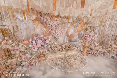 浪漫而又温馨的香槟金色+粉色系婚礼，你喜欢这种色系的搭配吗？